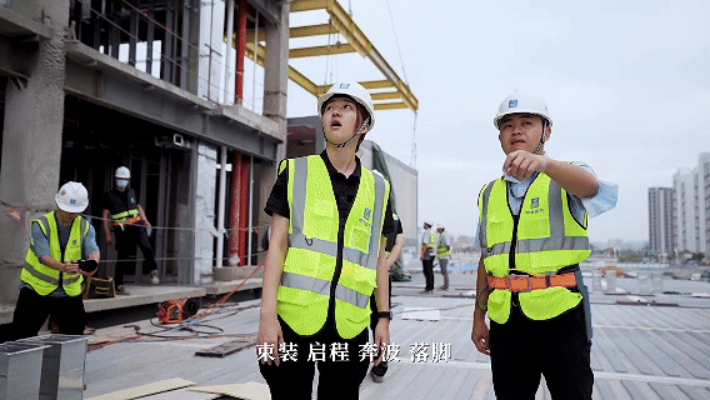 从案例看：如何为国企央企打造具有震撼力的宣传片 今天就通过一些真实的案例，带你一起深挖，我们是如何为国企央企打造让人惊叹的作品的。  案例一：海螺集团——从“普通”到“非凡” 首先说说海螺集团，这可是咱们为国企拍摄的经典案例之一。很多人可能对水泥行业的印象就是“灰蒙蒙的工地”和“沉闷的生产线”，那怎么能拍出震撼力呢？我们从这条思路切入：它不仅是建筑材料的供应商，更是默默推动社会发展的“城市筑梦者”。  这次拍摄，我们想让大家看到一个更真实、更有温度的海螺集团。除了智能化的生产线和高科技制造，我们把更多镜头对准了他们的社会责任——不仅助力城市建设，也在用行动回馈社会。 比如海螺的定点扶贫项目。他们不仅提供建筑材料，还通过产业扶持、就业帮扶，让偏远地区的人们拥有更稳定的生活来源。我们的镜头记录下这些改变：新建的扶贫车间里，孩子们在崭新的教室里安心学习。这些画面展现的，不只是一个企业的担当，更是无数家庭迎来的新希望。   我们用飞跃的镜头捕捉生产线上的每一个细节，特别是高温下流动的水泥、自动化机器的精准操作，以及环保设施的运作。这些看似“普通”的画面，经过镜头的雕琢，转瞬间就变成了震撼的视觉冲击力——水泥行业，也能拍出如此未来感十足的大片！让人看完不止是“震撼”，还有深深的敬意。   案例二：中建钢构——从建筑工地到“大师级艺术” 再来说说中建钢构。当初接到这个项目时，我脑海里浮现的画面是：庞大的钢铁结构、密密麻麻的工地和嘈杂的建筑机器。这些元素，如何才能拍得有震撼力？这可考验我们的创意了。 首先，拍摄的时候，我们不是一味展示工地的“硬”画面，而是想办法用“柔”来讲故事。我们采用了大量延时摄影和航拍，给镜头更多的空间去捕捉建筑在施工过程中的细节。  从钢铁梁柱的焊接到高空作业员的步伐，每一幕都呈现出一种“震撼”的美感。这些工人不是在做单调的工作，而是在铸造奇迹的城市建筑。 每一根钢筋就像是一个个未来世界的支柱，而这些画面也让人不禁肃然起敬。你会发现，原本普通的建筑工地，在文丰影视的镜头下，也能拍出震撼心灵的大片！   案例三：中建科工——未来感与绿色建筑的结合 如果你以为中建钢构的震撼力就到此为止，那就错了！接下来中建科工的案例简直让人眼前一亮。 中建科工专注于绿色建筑和智能城市的打造，这无疑是一个充满未来感的领域。 拍摄时，我们的目标是要让观众不仅仅看到“建筑”这一物理构建，而是看到它如何与未来的城市生活、与人类的环保需求息息相关。 我们通过高科技镜头，展示了他们的智能建筑如何实现能源的自我调节，以及节能环保材料如何使用到每一栋楼宇里。  最酷的部分，是我们在片中加入了未来城市的设想，拍摄了一些概念化的“未来城市”场景，把中建科工打造的建筑放在了未来的背景里，给人一种超越时空的震撼感。 这种跨越时间与空间的叙事手法，不仅让人感受到企业的前瞻性和创新力，更让人对“绿色建筑”的未来充满期待。   你可能会问：“看起来很牛，但怎么能做到每次拍摄都这么震撼？”其实，震撼力的核心就在于细节。 无论是海螺的环保生产线，还是中建钢构的延时和航拍，或者是中建科工的未来建筑设想。我们从来不只是简单地拍摄场景。我们更注重“讲故事”，通过镜头把客户的优势、技术和文化传递给观众。我们常说：“每个细节都能引爆视觉的震撼感。”  所以，如果你也希望你的企业宣传片能有这样“打动人心”的效果，找文丰影视就对了！我们有十足的经验和强大的创意团队等着为你打造属于你的震撼力大片！